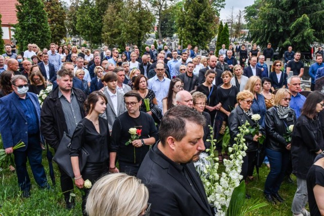 20 czerwca odbyły się pogrzeby Anny Szymańskiej i Bartosza Apanasewicza. Bydgoszczanie zginęli tragiczną śmiercią w Tatrach, w nocy z 12 na 13 czerwca 2020 roku. W ich ostatniej drodze towarzyszyły im tłumy bliskich, przyjaciół i znajomych.