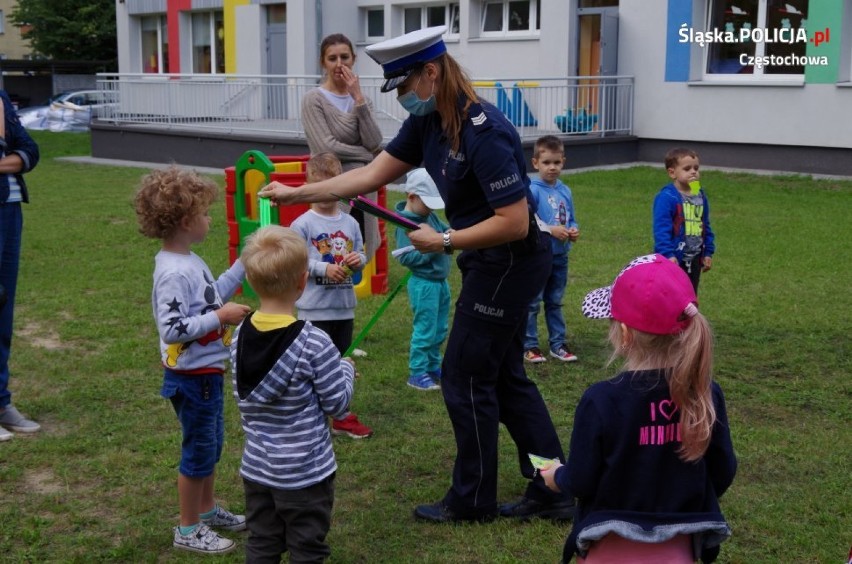 Policyjna akcja z przedszkolakami na Dzień Taty. ZDJĘCIA