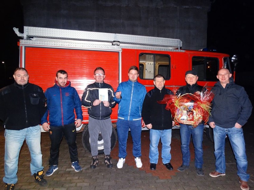 Strażacy z Mechowa otrzymali mercedesa od OSP Mieroszyno