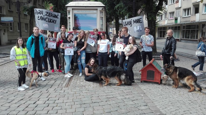 Bytów/Słupsk. Młodzież protestowała przeciwko trzymaniu psów na łańcuchach