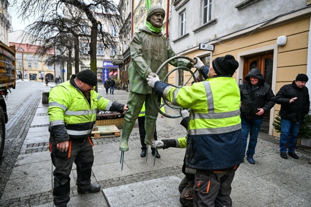 Montaż posągu jachtowego kapitana żeglugi wielkiej Henryka Jaskuły na ulicy Franciszkańskiej w Przemyślu, 15 bm.