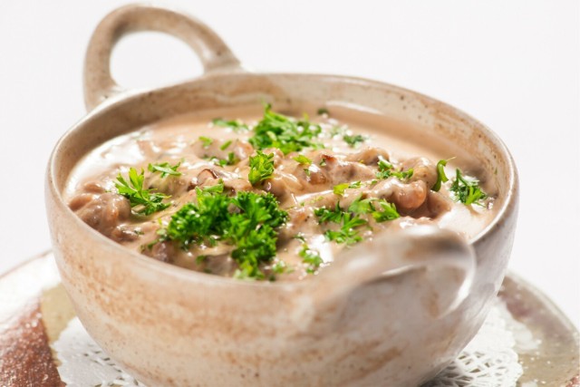 Domowy sos z suszonych grzybów to przysmak idealny do mięsa, makaronu lub ziemniaków.