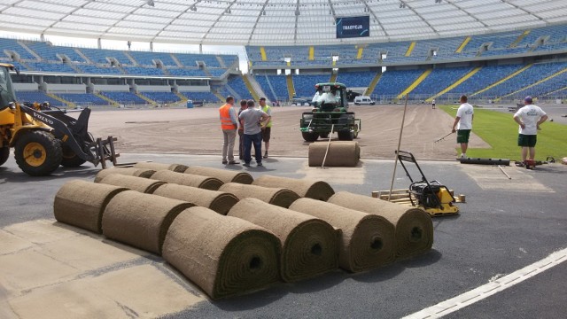 Na Stadionie Śląskim rozpoczął się montaż murawy