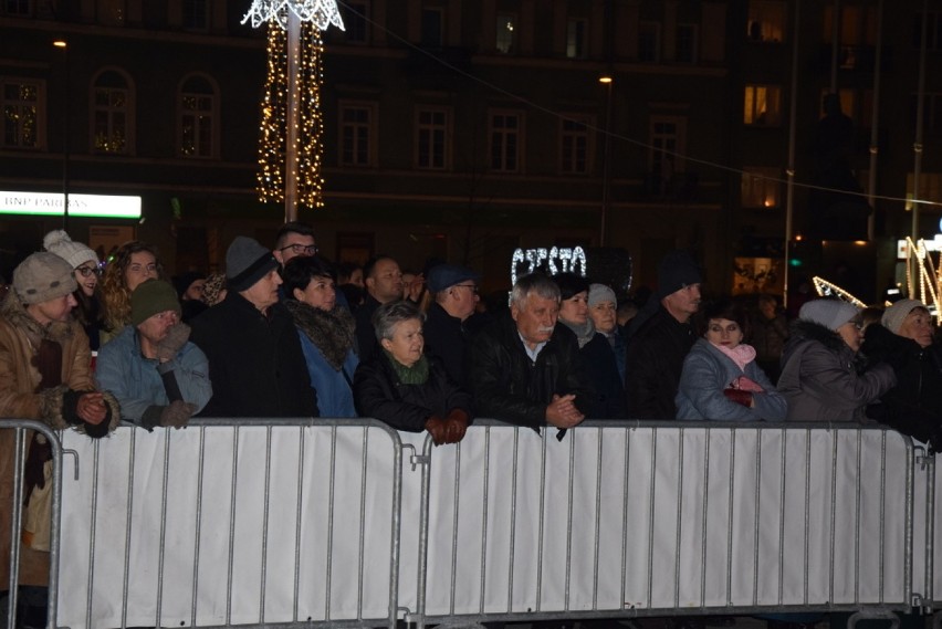 Wielka impreza świąteczna na Placu Biegańskiego w Częstochowie. Gry i zabawy dla dzieci, występy sceniczne dla wszystkich ZDJĘCIA