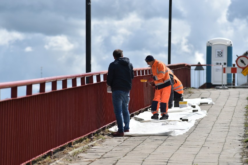 Leszno. Remont wiaduktu zaczyna się od malowania. Odnawiane będzie ponad dwa kilometry balustrad [ZDJĘCIA]