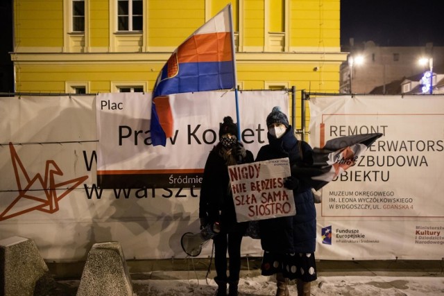 W poniedziałek (1 lutego 2021 r.) na ulicy Gdańskiej, na płocie, przy muzeum zawieszono bardzo ładny baner z nazwą Plac „Praw Kobiet”. Ktoś go, niestety, zabrał.