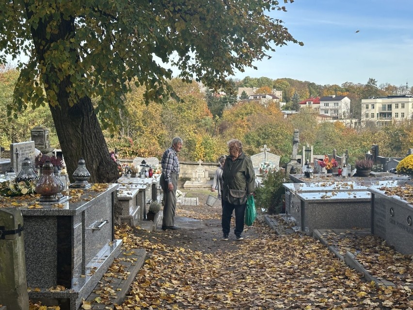 Przygotowania do Wszystkich Świętych w Sandomierzu. Trwa sprzątanie grobów na cmentarzu parafii świętego Pawła
