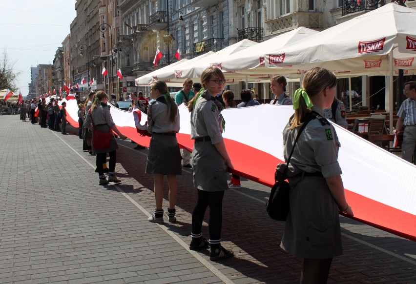 Święto Flagi 2012 w Łodzi: pochód ulicą Piotrkowską