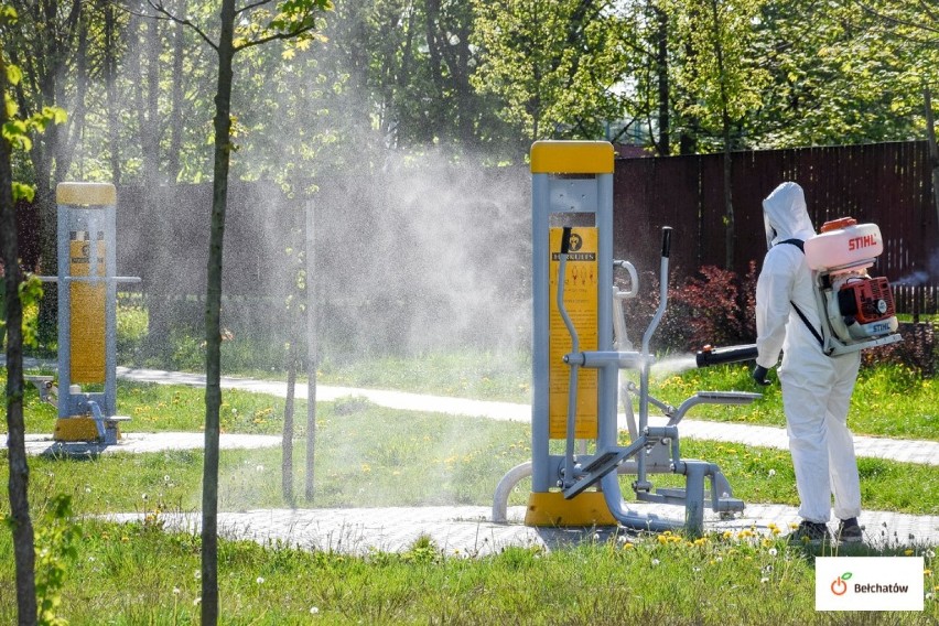 Wyglądają jak kosmici w Bełchatowie. Wielka dezynfekcja w mieście