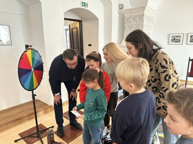 W Sali Ekspozycyjnej Ratusza w Sandomierzu miała miejsce gra historyczna  „Sandomierskie Koło Fortuny” skierowana do dzieci w wieku 7-10 lat, przygotowana i przeprowadzona przez pracowników Centrum Informacji Turystycznej. Więcej na kolejnych zdjęciach