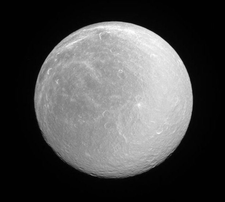 Rea pochwaliła się swoim pięknem. Zobacz zdjęcie księżyca Saturna zrobione przez sondę Cassini