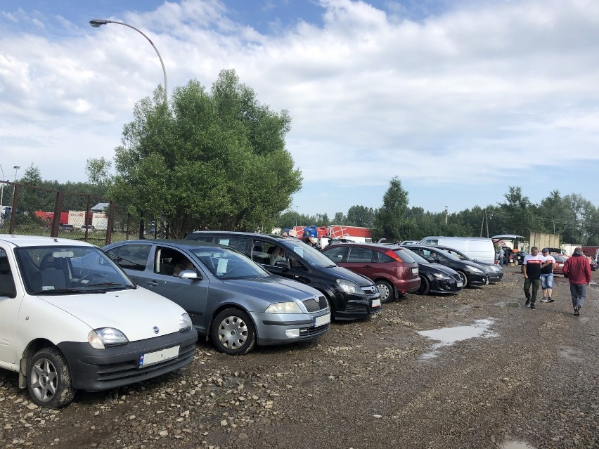 Pierwsza giełda samochodowa w Krośnie. Zobacz, co wystawili sprzedający na otwarciu [ZDJĘCIA]