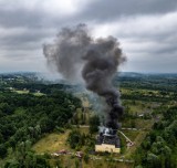 Pożar w Kaczycach. Pali się lokomotywownia, w której składane są środki chemiczne. WIDEO