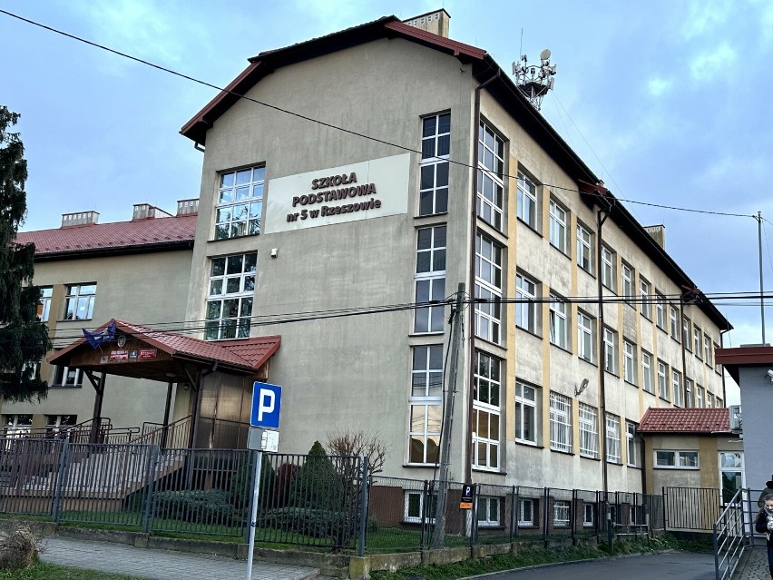 Szkoła Podstawowa nr 5 na Słocinie wymaga rozbudowy, bo nie...