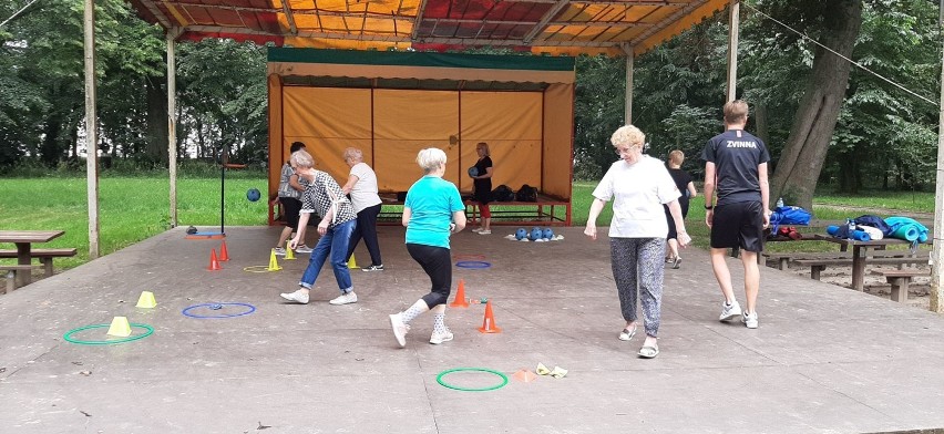 Zamek Rokosowo. Krobscy seniorzy ćwiczyli w ramach zajęć ,,Zvinny Senior" [ZDJĘCIA] 