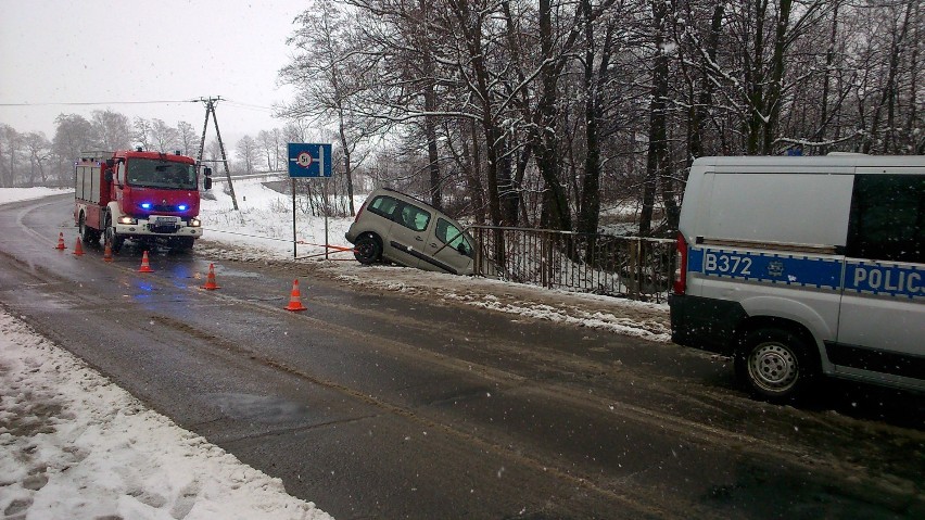 Wypadek drogowy w Czarnym Borze: Samochód zawisł nad rzeką (ZDJĘCIA)