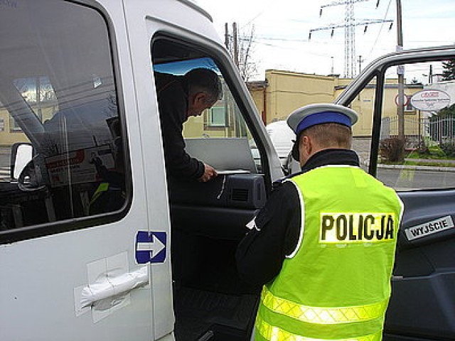 policjant wlepiający mandat