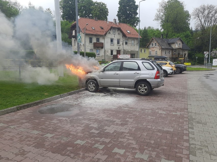 Pożar samochodu pod Biedronką. W biały dzień samochód stanął w ogniu w Świeradowie- Zdroju