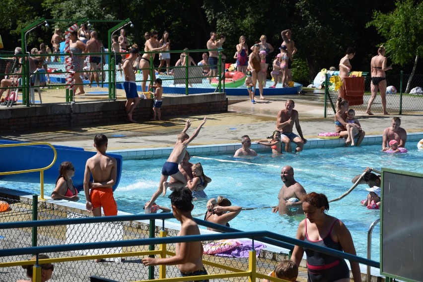 Upalna niedziela w Tarnowie. Wiele osób szuka ochłody na basenie letnim na Marcince [ZDJĘCIA]