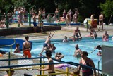 Upalna niedziela w Tarnowie. Wiele osób szuka ochłody na basenie letnim na Marcince [ZDJĘCIA]
