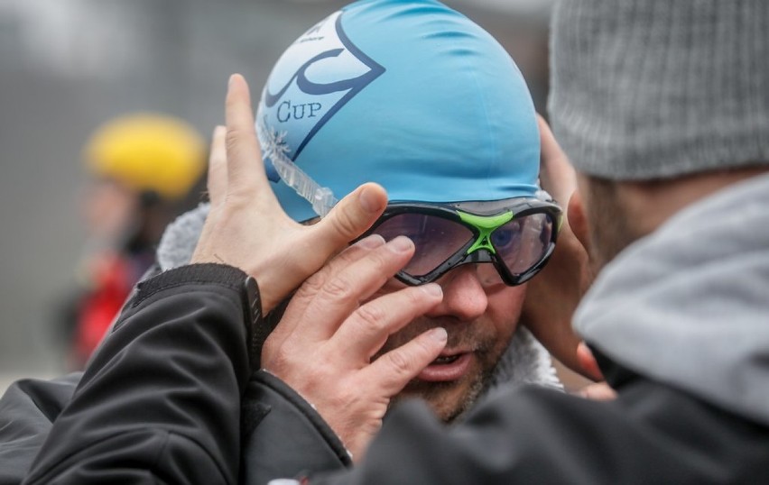 Piotr Biankowski w Gdyni. Bicie rekordu Polski w pływaniu w zimnej wodzie na milę [[ZDJĘCIA, WIDEO]