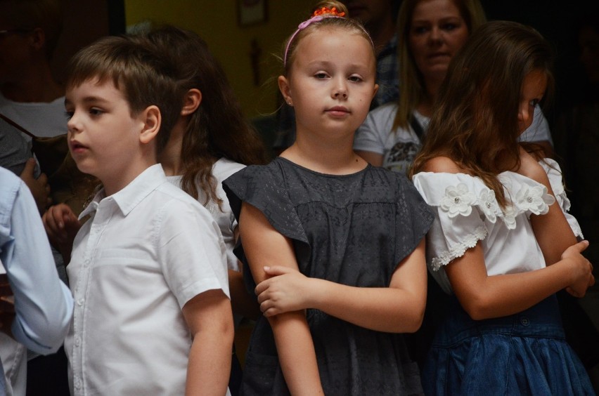 Uczniowie SP nr 1 w Bełchatowie rozpoczęli rok szkolny. Podejrzeliśmy, jak w szkolnych murach po wakacjach czuli się najmłodsi [ZDJĘCIA]