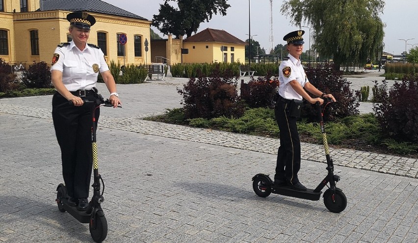 Strażnicy miejscy ze Starogardu na e-hulajnogach ZDJĘCIA 