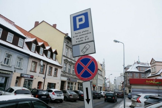 W strefach płatnego parkowania w Żarach można już płacić kartą