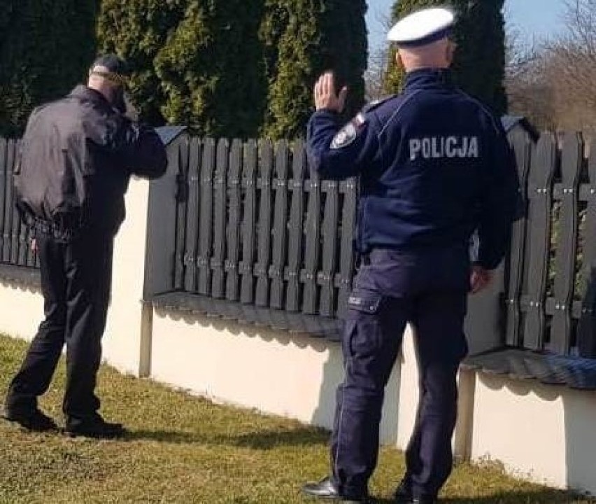 Policjanci w Chrzanowie sprawdzają, czy osoby skierowane do...