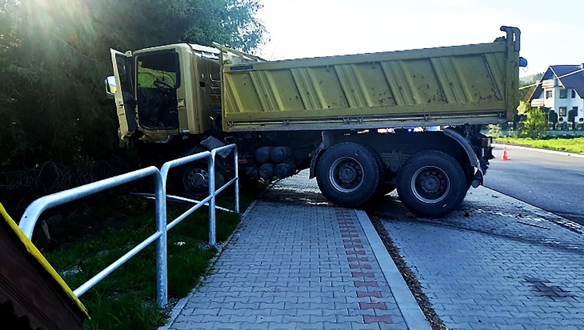 Groźny wypadek pod Mszaną Dolną. Trzy osoby ranne. Jedna walczy o życie