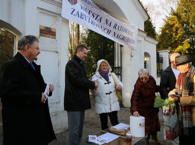 Trwa XXVI kwesta na ratowanie nagrobków starego cmentarza w Piotrkowie