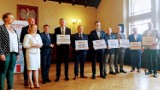 Symboliczne czeki na inwestycje dla gmin powiatu krotoszyńskiego przekazane 