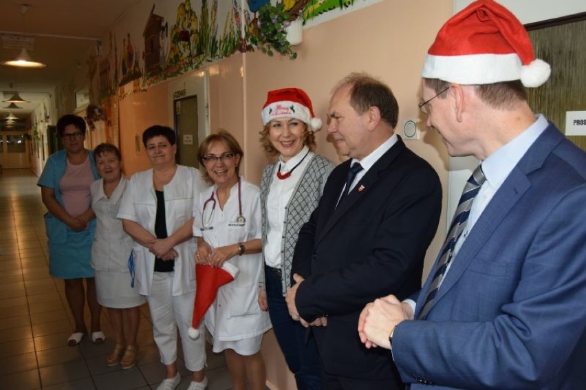 Starosta w roli św. Mikołaja odwiedził małych pacjentów w wągrowieckim szpitalu 