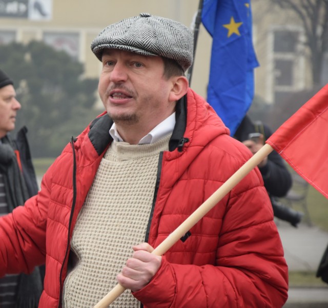 Zbigniew Kalinowski podczas manifestacji „Faszyzm tu nie przejdzie" na rynku w Wodzisławiu Śląskim.