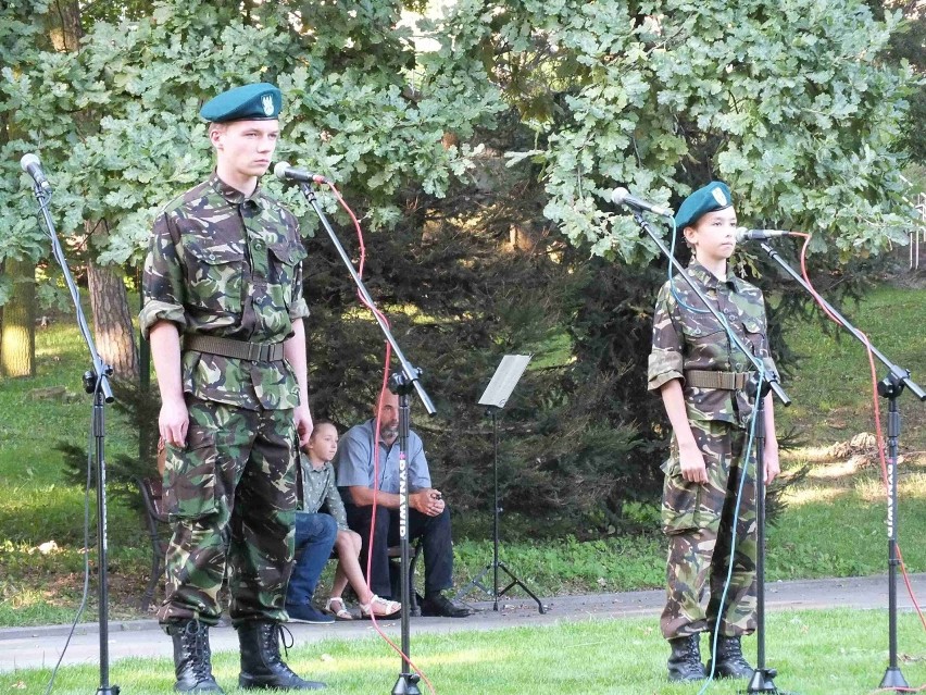 Patriotyczne śpiewanie przy Ławeczce „Halnego” w Starachowicach zapoczątkowało obchody uroczystości partyzanckich [ZDJĘCIA] 