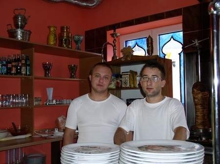 Bartłomiej Szaniawski (z lewej) i Piotr Góral, który nie kryje, że lubi sam przyrządzać potrawy.