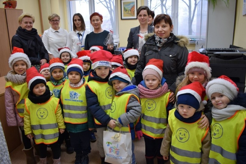 Dzieci otrzymały od burmistrza słodkości
