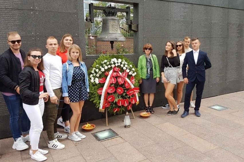 Ostrów Maz. Ostrowscy licealiści wzięli udział w spotkaniu szefów MSZ Polski i Niemiec z młodzieżą w Muzeum Powstania Warszawskiego