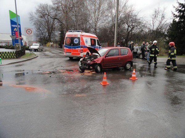 Wypadek na ul. Gorzkowskiej: troje rannych w zderzeniu aut [ZDJĘCIA]