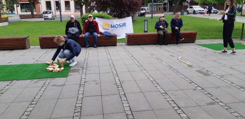 Grali w Molkky przed Ratuszem, zagrają w Karsznicach