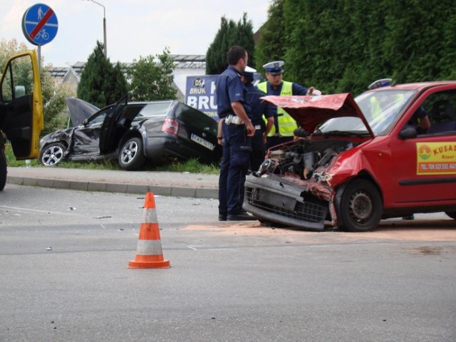 Na skrzyżowaniu ulic Zatorskiej z Jezioro doszło do zderzenia dwóch pojazdów seicento i volkswagena golfa. Zderzenie było tak silne, że golf odbił się i wylądował w przydrożnym rowie. Trzy osoby trafiły do szpitala. Na ul. Zatorskiej, która stanowi odcinek drogi krajowej 44, utworzyły się korki. Ruch odbywał się wahadłowo.