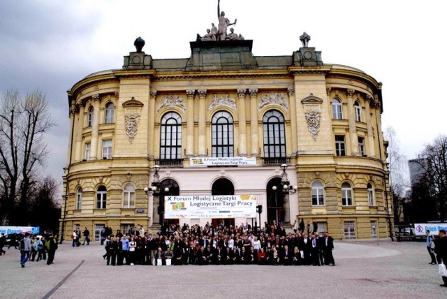 Politechnika Warszawska zmienia program nauczania. Uczelnia stawia na praktykę