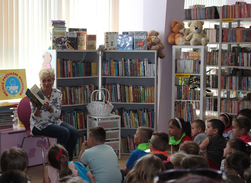 Kamila Marciniak-Pieprzyk czytała dzieciom  fragmenty opowiadania "Jadzia".  [ZDJĘCIA]