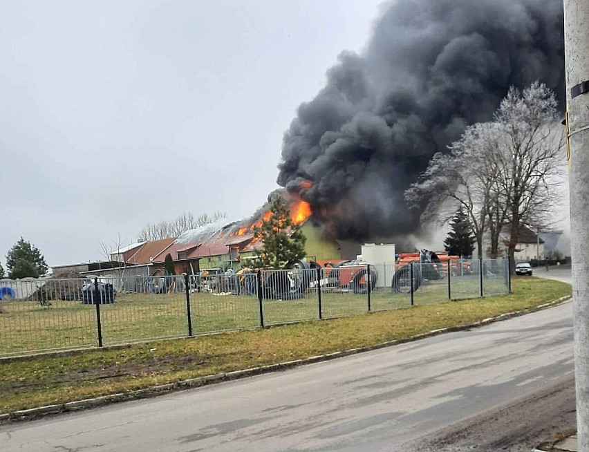 Poważny pożar hurtowni i pomieszczenia warsztatowego w...