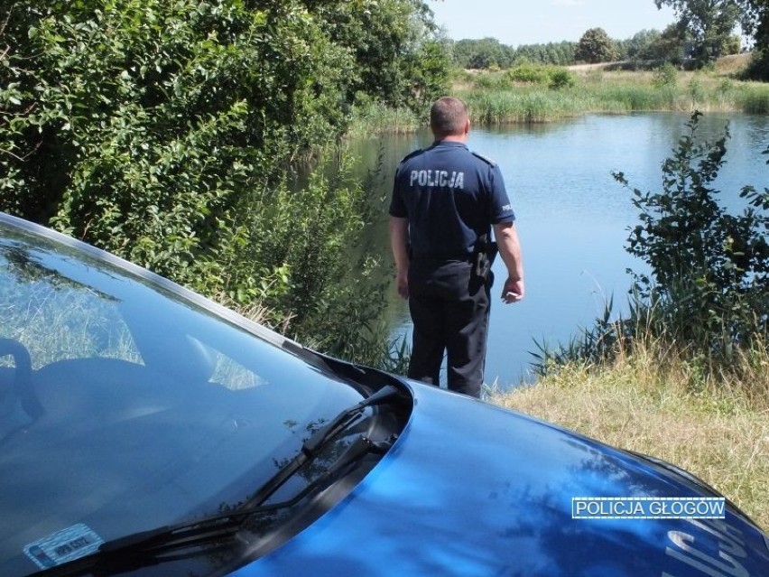 Pijany nastolatek bawił się nad wodą. Gdy dotarła policja, 15-latek był nieprzytomny