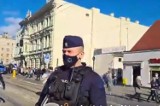 Skandal na Piotrkowskiej. Policjant wdaje się w pyskówkę, prowokuje a chwilę później od tyłu atakuje demonstranta WIDEO, ZDJĘCIA 