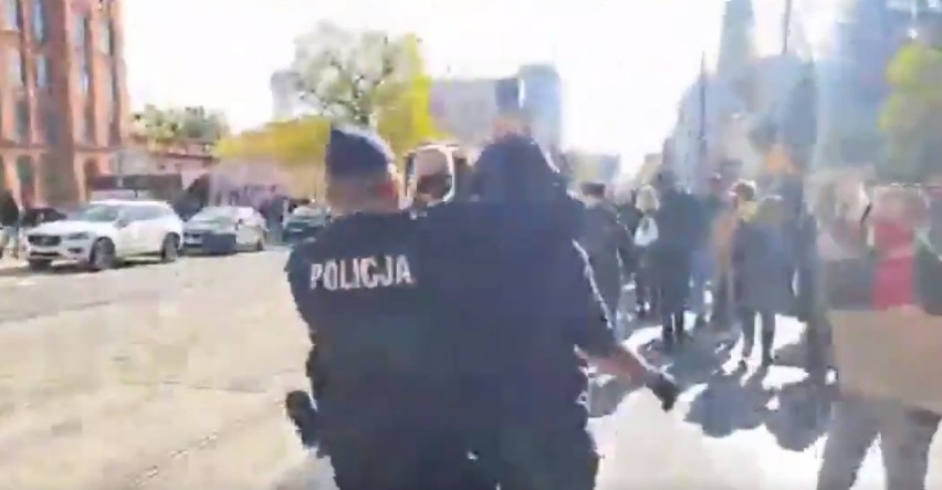 Dialog pomiędzy policjantem i demonstrantem:

Policjant:...