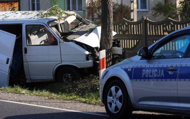 Wypadek w Gomunicach: Bus uderzył w drzewo, cztery osoby ranne [ZDJĘCIA]