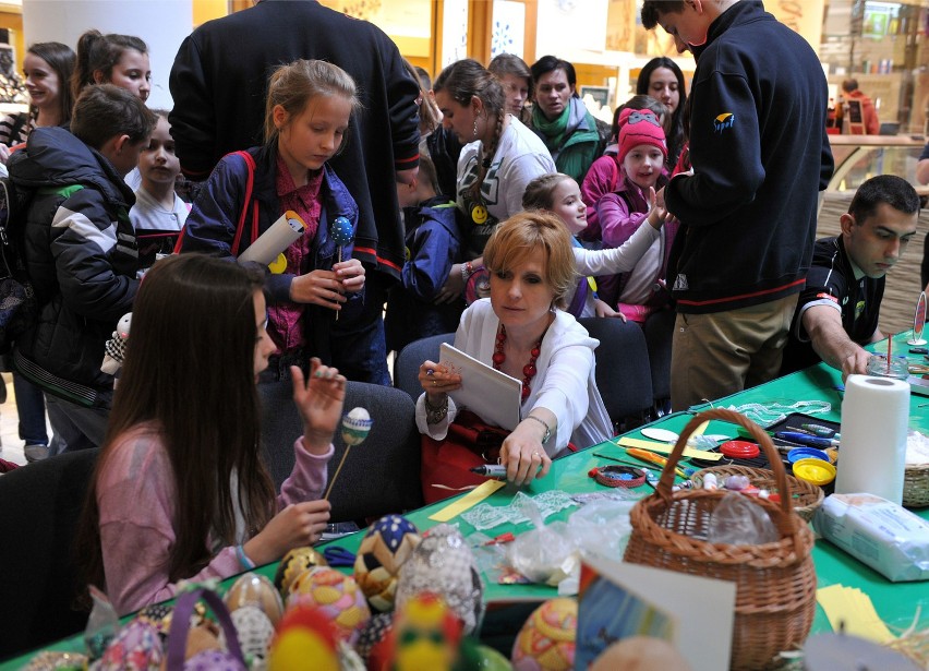 "Wielkanocne Jaja" w Galerii Bałtyckiej. Malowali pisanki dla podopiecznych hospicjum [ZDJĘCIA]