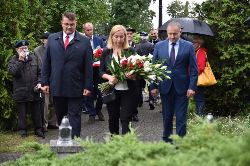 Września: 1 wrzesień w naszym mieście. Oddali hołd przy zbiorowej mogile mieszkańców ziemi wrzesińskiej [GALERIA]